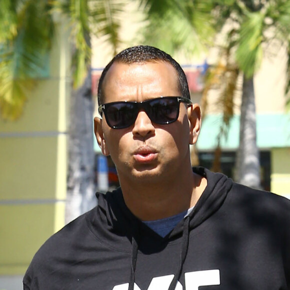 Jennifer Lopez et son nouveau compagnon Alex Rodriguez à la sortie d'un centre de fitness à Miami, le 16 mars 2017