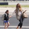 Jennifer Lopez qui serait tombée sous le charme d'Alex Rodri­guez, joueur emblé­ma­tique des Yankees de New York porte une bague qui ressemble à une bague de fiançailles; Elle et sa fille Emme vont prendre un vol de Los Angeles pour Miami le 10 mars 2017.