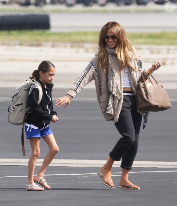 Jennifer Lopez qui serait tombée sous le charme d'Alex Rodri­guez, joueur emblé­ma­tique des Yankees de New York porte une bague qui ressemble à une bague de fiançailles; Elle et sa fille Emme vont prendre un vol de Los Angeles pour Miami le 10 mars 2017.