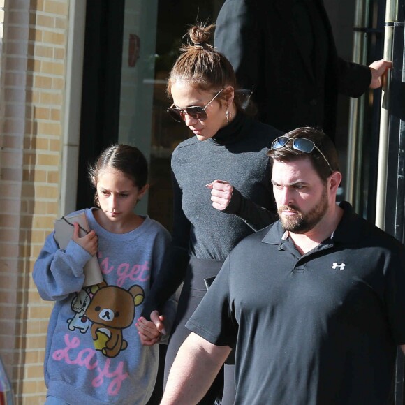 Jennifer Lopez est allée faire du shopping avec ses jumeaux Emme et Maximilian à Barneys New York à Beverly Hills, le 7 mars 2017