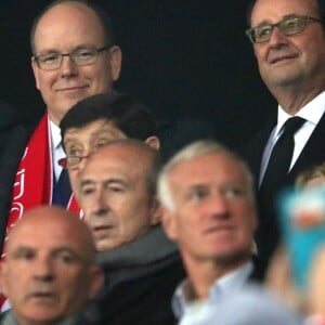 François Hollande (Président de la République Française), le prince Albert II de Monaco, Patrick Kanner (Ministre de la Ville, de la Jeunesse et des Sports), Gérard Collomb (maire de Lyon), Didier Deschamps, Noël Le Graët (président de la FFF) lors de la finale de la Coupe de la Ligue 2017 entre l'AS Monaco et le PSG, victorieux 4-1, au Parc OL à Lyon, le 1er avril 2017. © Cyril Moreau/Bestimage