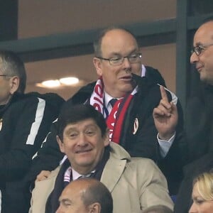 François Hollande (Président de la République Française), le prince Albert II de Monaco, Patrick Kanner (Ministre de la Ville, de la Jeunesse et des Sports), Thierry Braillard, Gérard Collomb (maire de Lyon) et sa femme Caroline lors de la finale de la Coupe de la Ligue 2017 entre l'AS Monaco et le PSG, victorieux 4-1, au Parc OL à Lyon, le 1er avril 2017. © Cyril Moreau/Bestimage