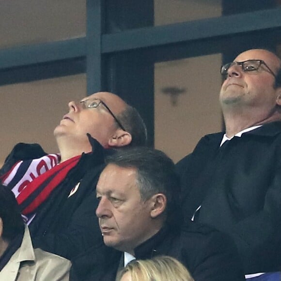 Le prince Albert II de Monaco et François Hollande lors de la finale de la Coupe de la Ligue 2017 entre l'AS Monaco et le PSG, victorieux 4-1, au Parc OL à Lyon, le 1er avril 2017. © Cyril Moreau/Bestimage