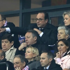 François Hollande (Président de la République Française), le prince Albert II de Monaco, Nathalie Boy (présidente de la LFP), Patrick Kanner (Ministre de la Ville, de la Jeunesse et des Sports), Thierry Braillard, Gérard Collomb (maire de Lyon) et sa femme Caroline lors de la finale de la Coupe de la Ligue 2017 entre l'AS Monaco et le PSG, victorieux 4-1, au Parc OL à Lyon, le 1er avril 2017. © Cyril Moreau/Bestimage