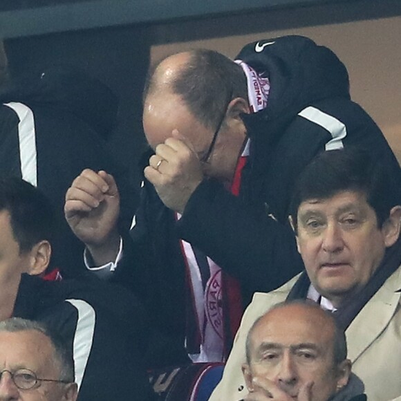 Le prince Albert II dépité au côté de François Hollande et derrière son neveu Louis Ducruet lors de la finale de la Coupe de la Ligue 2017 entre l'AS Monaco et le PSG, victorieux 4-1, au Parc OL à Lyon, le 1er avril 2017. © Cyril Moreau/Bestimage
