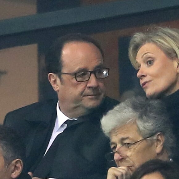 François Hollande et Nathalie Boy (présidente de la LFP) lors de la finale de la Coupe de la Ligue 2017 entre l'AS Monaco et le PSG, victorieux 4-1, au Parc OL à Lyon, le 1er avril 2017. © Cyril Moreau/Bestimage