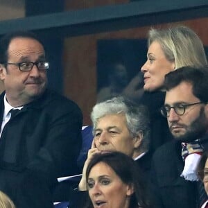 François Hollande et Nathalie Boy (présidente de la LFP) lors de la finale de la Coupe de la Ligue 2017 entre l'AS Monaco et le PSG, victorieux 4-1, au Parc OL à Lyon, le 1er avril 2017. © Cyril Moreau/Bestimage