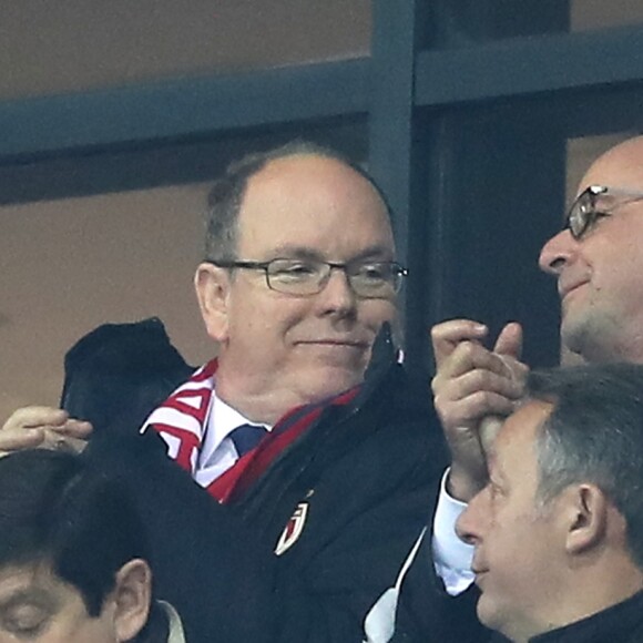 François Hollande, le prince Albert II de Monaco, Patrick Kanner (Ministre de la Ville, de la Jeunesse et des Sports), Thierry Braillard, Gérard Collomb (maire de Lyon) et sa femme Caroline lors de la finale de la Coupe de la Ligue 2017 entre l'AS Monaco et le PSG, victorieux 4-1, au Parc OL à Lyon, le 1er avril 2017. © Cyril Moreau/Bestimage