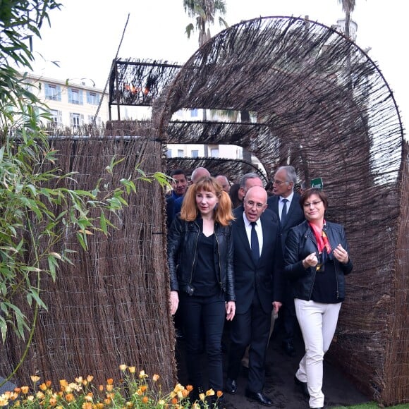 Julie Depardieu, la marraine et présidente du jury du 1er Festival des Jardins de la Côte d'Azur, participe en compagnie d'Eric Ciotti (député et président du Conseil Départemental des Alpes-Maritimes) à l'ouverture du festival. Le département lance son 1er Festival des Jardins de la Côte d'Azur sur le thème de l'éveil des sens". Sur 25 projets réceptionnés, 10 dossiers ont été retenus par un comité de sélection qui leur a attribué une des dix parcelles du territoire des Alpes-Maritimes. Le public pourra ainsi flâner autour de ces dix jardins éphémères de 200 m² installés pendant un mois, du 1er avril au 1er mai 2017, dans les centres-villes parmi les plus beaux sites du département : Le Jardin de la Villa Rothschild à Cannes, le Jardin Biovès à Menton, la Place du Petit Puy et Place de l'Évêché à Grasse, le Jardin Albert 1er sur la Promenade du Paillon à Nice et la Pinède Gould à Antibes-Juan-les-Pins. En parallèle, des animations grand public autour des jardins seront organisées pendant la durée du festival sur tout le département : ateliers d'art floral et de nouvelles techniques de jardinage, dégustations, animations culinaires, stands de professionnels, bourse aux plantes, conférences, expositions, etc... Nice, le 1er avril 2017. © Bruno Bebert/Bestimage