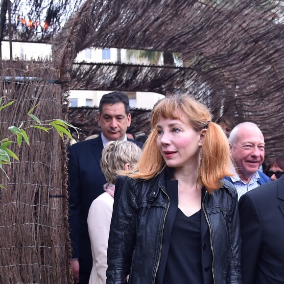 Julie Depardieu, la marraine et présidente du jury du 1er Festival des Jardins de la Côte d'Azur, participe en compagnie d'Eric Ciotti (député et président du Conseil Départemental des Alpes-Maritimes) à l'ouverture du festival. Le département lance son 1er Festival des Jardins de la Côte d'Azur sur le thème de l'éveil des sens". Sur 25 projets réceptionnés, 10 dossiers ont été retenus par un comité de sélection qui leur a attribué une des dix parcelles du territoire des Alpes-Maritimes. Le public pourra ainsi flâner autour de ces dix jardins éphémères de 200 m² installés pendant un mois, du 1er avril au 1er mai 2017, dans les centres-villes parmi les plus beaux sites du département : Le Jardin de la Villa Rothschild à Cannes, le Jardin Biovès à Menton, la Place du Petit Puy et Place de l'Évêché à Grasse, le Jardin Albert 1er sur la Promenade du Paillon à Nice et la Pinède Gould à Antibes-Juan-les-Pins. En parallèle, des animations grand public autour des jardins seront organisées pendant la durée du festival sur tout le département : ateliers d'art floral et de nouvelles techniques de jardinage, dégustations, animations culinaires, stands de professionnels, bourse aux plantes, conférences, expositions, etc... Nice, le 1er avril 2017. © Bruno Bebert/Bestimage