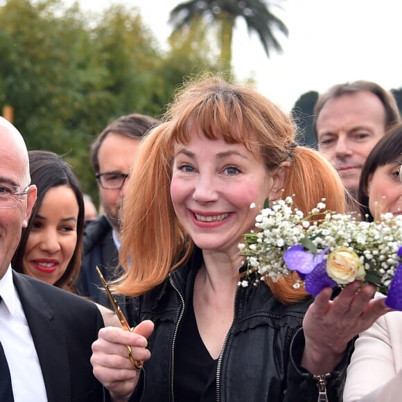 Julie Depardieu, la marraine et présidente du jury du 1er Festival des Jardins de la Côte d'Azur, participe en compagnie d'Eric Ciotti (député et président du Conseil Départemental des Alpes-Maritimes) à l'ouverture du festival. Le département lance son 1er Festival des Jardins de la Côte d'Azur sur le thème de l'éveil des sens". Sur 25 projets réceptionnés, 10 dossiers ont été retenus par un comité de sélection qui leur a attribué une des dix parcelles du territoire des Alpes-Maritimes. Le public pourra ainsi flâner autour de ces dix jardins éphémères de 200 m² installés pendant un mois, du 1er avril au 1er mai 2017, dans les centres-villes parmi les plus beaux sites du département : Le Jardin de la Villa Rothschild à Cannes, le Jardin Biovès à Menton, la Place du Petit Puy et Place de l'Évêché à Grasse, le Jardin Albert 1er sur la Promenade du Paillon à Nice et la Pinède Gould à Antibes-Juan-les-Pins. En parallèle, des animations grand public autour des jardins seront organisées pendant la durée du festival sur tout le département : ateliers d'art floral et de nouvelles techniques de jardinage, dégustations, animations culinaires, stands de professionnels, bourse aux plantes, conférences, expositions, etc... Nice, le 1er avril 2017. © Bruno Bebert/Bestimage