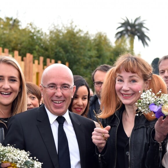 Julie Depardieu, la marraine et présidente du jury du 1er Festival des Jardins de la Côte d'Azur, participe en compagnie d'Eric Ciotti (député et président du Conseil Départemental des Alpes-Maritimes), de Frank Chikli, Alexandra Borchio et Catherine Moreau, à l'ouverture du festival. Le département lance son 1er Festival des Jardins de la Côte d'Azur sur le thème de l'éveil des sens". Sur 25 projets réceptionnés, 10 dossiers ont été retenus par un comité de sélection qui leur a attribué une des dix parcelles du territoire des Alpes-Maritimes. Le public pourra ainsi flâner autour de ces dix jardins éphémères de 200 m² installés pendant un mois, du 1er avril au 1er mai 2017, dans les centres-villes parmi les plus beaux sites du département : Le Jardin de la Villa Rothschild à Cannes, le Jardin Biovès à Menton, la Place du Petit Puy et Place de l'Évêché à Grasse, le Jardin Albert 1er sur la Promenade du Paillon à Nice et la Pinède Gould à Antibes-Juan-les-Pins. En parallèle, des animations grand public autour des jardins seront organisées pendant la durée du festival sur tout le département : ateliers d'art floral et de nouvelles techniques de jardinage, dégustations, animations culinaires, stands de professionnels, bourse aux plantes, conférences, expositions, etc... Nice, le 1er avril 2017. © Bruno Bebert/Bestimag