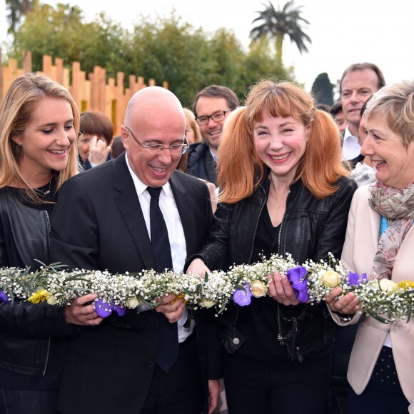 Julie Depardieu, la marraine et présidente du jury du 1er Festival des Jardins de la Côte d'Azur, participe en compagnie d'Eric Ciotti (député et président du Conseil Départemental des Alpes-Maritimes), de Frank Chikli, Alexandra Borchio et Catherine Moreau, à l'ouverture du festival. Le département lance son 1er Festival des Jardins de la Côte d'Azur sur le thème de l'éveil des sens". Sur 25 projets réceptionnés, 10 dossiers ont été retenus par un comité de sélection qui leur a attribué une des dix parcelles du territoire des Alpes-Maritimes. Le public pourra ainsi flâner autour de ces dix jardins éphémères de 200 m² installés pendant un mois, du 1er avril au 1er mai 2017, dans les centres-villes parmi les plus beaux sites du département : Le Jardin de la Villa Rothschild à Cannes, le Jardin Biovès à Menton, la Place du Petit Puy et Place de l'Évêché à Grasse, le Jardin Albert 1er sur la Promenade du Paillon à Nice et la Pinède Gould à Antibes-Juan-les-Pins. En parallèle, des animations grand public autour des jardins seront organisées pendant la durée du festival sur tout le département : ateliers d'art floral et de nouvelles techniques de jardinage, dégustations, animations culinaires, stands de professionnels, bourse aux plantes, conférences, expositions, etc... Nice, le 1er avril 2017. © Bruno Bebert/Bestimage