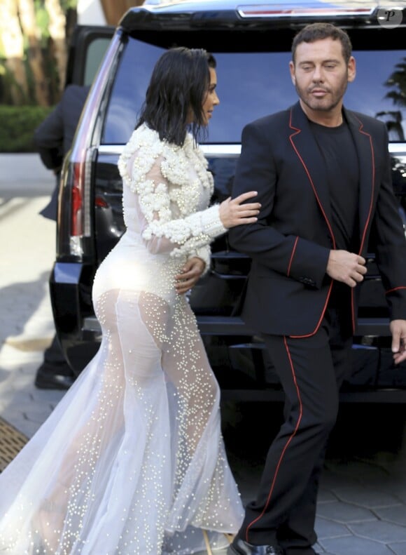 Kim Kardashian et Mert Alas - 3ème édition des Daily Front Row's Fashion Los Angeles Awards à l'hôtel Sunset Tower à West Hollywood, le 2 avril 2017.