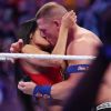 John Cena a demandé sa compagne Nikki Bella en mariage sur le ring de WrestleMania 33, l'événement annuel de la WWE, le 2 avril 2017 à Orlando en Floride. Et elle a dit oui !