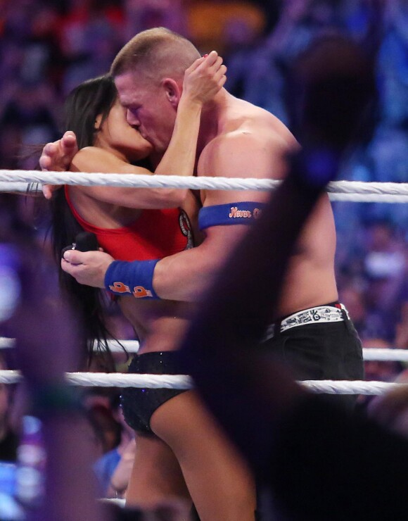 John Cena a demandé sa compagne Nikki Bella en mariage sur le ring de WrestleMania 33, l'événement annuel de la WWE, le 2 avril 2017 à Orlando en Floride. Et elle a dit oui !