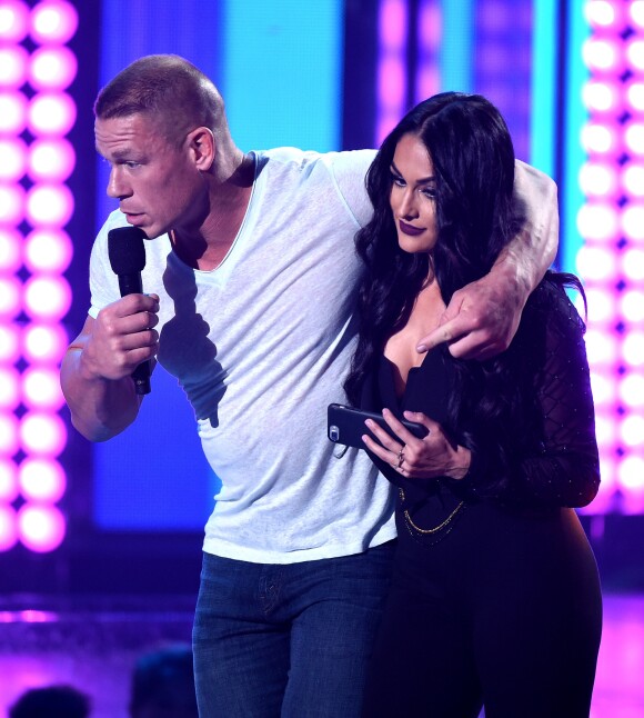 John Cena et Nikki Bella, ici lors des Nickelodeon Kids' Choice Awards 2017 le 11 mars 2017 à Los Angeles, se sont fiancés sur le ring lors de WrestleMania 33, le 2 avril 2017 à Orlando en Floride. 