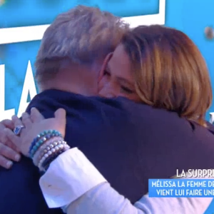 Mélissa, la compagne de Pierre Ménès, lui fait une belle surprise dans l'émission "Touche pas à mon poste" sur C8. Le 5 avril 2017.