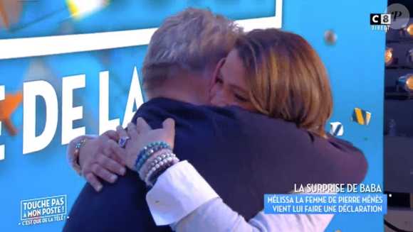 Mélissa, la compagne de Pierre Ménès, lui fait une belle surprise dans l'émission "Touche pas à mon poste" sur C8. Le 5 avril 2017.