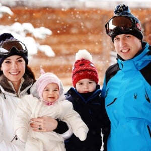 Le prince William et la duchesse Catherine de Cambridge le 3 mars 2016 lors d'un week-end dans les Alpes avec leurs enfants le prince George et la princesse Charlotte.