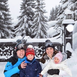 Le prince William et la duchesse Catherine de Cambridge le 3 mars 2016 lors d'un week-end dans les Alpes avec leurs enfants le prince George et la princesse Charlotte.