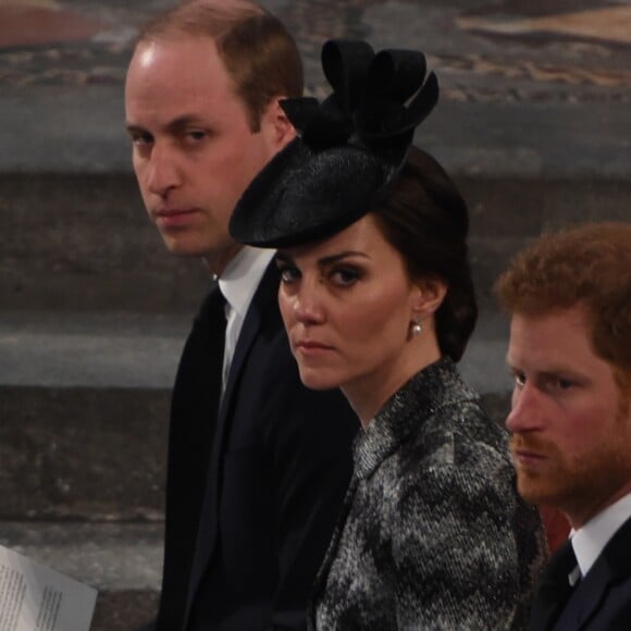 Le prince William, duc de Cambridge, Kate Middleton, duchesse de Cambridge, et le prince Harry lors d'une messe à la mémoire des victimes de l'attentat de Londres à l'abbaye de Westminster à Londres le 5 avril 2017