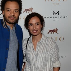 Exclusif - Fabrice Eboué et sa compagne Amelle Chahbi lors de la soirée d'inauguration (cocktail dînatoire) du nouveau restaurant, méditerranéen, de la salle Pleyel, le Noto, à Paris, France, le 29 mars 2017. Benjamin Patou et Cyril Colbeau-Justin ont su s'entourer des meilleurs pour Noto. L'architecte L. Gonzalez et l'instigateur du projet B. Patou ont entrecroisé leurs inspirations et leurs imaginaires pour créer Noto. Au piano, le chef P. Charvet. © Rachid Bellak/Bestimage