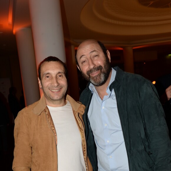 Exclusif - Zinedine Soualem et Kad Merad lors de la soirée d'inauguration (cocktail dînatoire) du nouveau restaurant, méditerranéen, de la salle Pleyel, le Noto, à Paris, France, le 29 mars 2017. Benjamin Patou et Cyril Colbeau-Justin ont su s'entourer des meilleurs pour Noto. L'architecte L. Gonzalez et l'instigateur du projet B. Patou ont entrecroisé leurs inspirations et leurs imaginaires pour créer Noto. Au piano, le chef P. Charvet. © Rachid Bellak/Bestimage