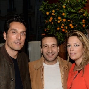 Exclusif - Vincent Elbaz, Zinedine Soualem et sa compagne Caroline Faindt lors de la soirée d'inauguration (cocktail dînatoire) du nouveau restaurant, méditerranéen, de la salle Pleyel, le Noto, à Paris, France, le 29 mars 2017. Benjamin Patou et Cyril Colbeau-Justin ont su s'entourer des meilleurs pour Noto. L'architecte L. Gonzalez et l'instigateur du projet B. Patou ont entrecroisé leurs inspirations et leurs imaginaires pour créer Noto. Au piano, le chef P. Charvet. © Rachid Bellak/Bestimage