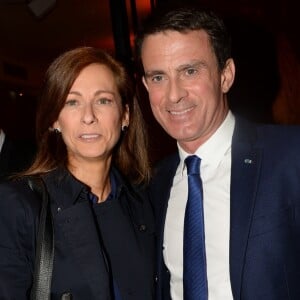 Exclusif - Manuel Valls et sa femme Anne Gravoin lors de la soirée d'inauguration (cocktail dînatoire) du nouveau restaurant, méditerranéen, de la salle Pleyel, le Noto, à Paris, France, le 29 mars 2017. Benjamin Patou et Cyril Colbeau-Justin ont su s'entourer des meilleurs pour Noto. L'architecte L. Gonzalez et l'instigateur du projet B. Patou ont entrecroisé leurs inspirations et leurs imaginaires pour créer Noto. Au piano, le chef P. Charvet. © Rachid Bellak/Bestimage