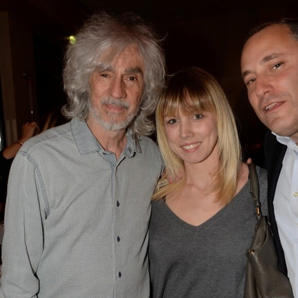 Exclusif - Louis Bertignac, sa compagne Laeticia et Benjamin Patou (PDG de Moma Group) lors de la soirée d'inauguration (cocktail dînatoire) du nouveau restaurant, méditerranéen, de la salle Pleyel, le Noto, à Paris, France, le 29 mars 2017. Benjamin Patou et Cyril Colbeau-Justin ont su s'entourer des meilleurs pour Noto. L'architecte L. Gonzalez et l'instigateur du projet B. Patou ont entrecroisé leurs inspirations et leurs imaginaires pour créer Noto. Au piano, le chef P. Charvet. © Rachid Bellak/Bestimage