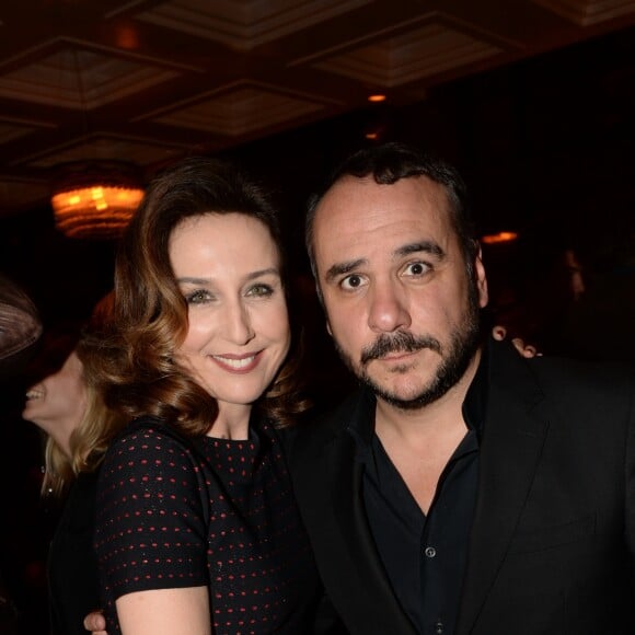 Exclusif - Elsa Zylberstein et François-Xavier Demaison lors de la soirée d'inauguration (cocktail dînatoire) du nouveau restaurant, méditerranéen, de la salle Pleyel, le Noto, à Paris, France, le 29 mars 2017. Benjamin Patou et Cyril Colbeau-Justin ont su s'entourer des meilleurs pour Noto. L'architecte L. Gonzalez et l'instigateur du projet B. Patou ont entrecroisé leurs inspirations et leurs imaginaires pour créer Noto. Au piano, le chef P. Charvet. © Rachid Bellak/Bestimage