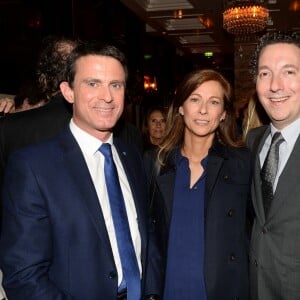 Exclusif - Manuel Valls, sa femme Anne Gravoin et Guillaume Gallienne lors de la soirée d'inauguration (cocktail dînatoire) du nouveau restaurant, méditerranéen, de la salle Pleyel, le Noto, à Paris, France, le 29 mars 2017. Benjamin Patou et Cyril Colbeau-Justin ont su s'entourer des meilleurs pour Noto. L'architecte L. Gonzalez et l'instigateur du projet B. Patou ont entrecroisé leurs inspirations et leurs imaginaires pour créer Noto. Au piano, le chef P. Charvet. © Rachid Bellak/Bestimage