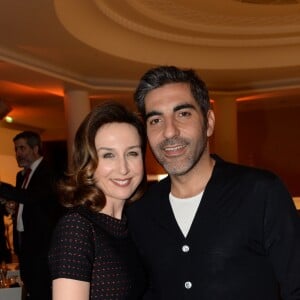 Exclusif - Elsa Zylberstein et Ary Abittan lors de la soirée d'inauguration (cocktail dînatoire) du nouveau restaurant, méditerranéen, de la salle Pleyel, le Noto, à Paris, France, le 29 mars 2017. Benjamin Patou et Cyril Colbeau-Justin ont su s'entourer des meilleurs pour Noto. L'architecte L. Gonzalez et l'instigateur du projet B. Patou ont entrecroisé leurs inspirations et leurs imaginaires pour créer Noto. Au piano, le chef P. Charvet. © Rachid Bellak/Bestimage