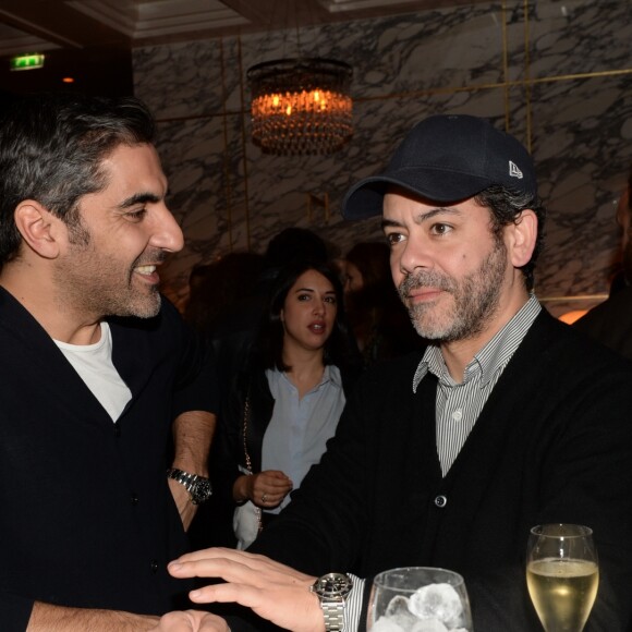 Exclusif - Ary Abittan et Manu Payet lors de la soirée d'inauguration (cocktail dînatoire) du nouveau restaurant, méditerranéen, de la salle Pleyel, le Noto, à Paris, France, le 29 mars 2017. Benjamin Patou et Cyril Colbeau-Justin ont su s'entourer des meilleurs pour Noto. L'architecte L. Gonzalez et l'instigateur du projet B. Patou ont entrecroisé leurs inspirations et leurs imaginaires pour créer Noto. Au piano, le chef P. Charvet. © Rachid Bellak/Bestimage