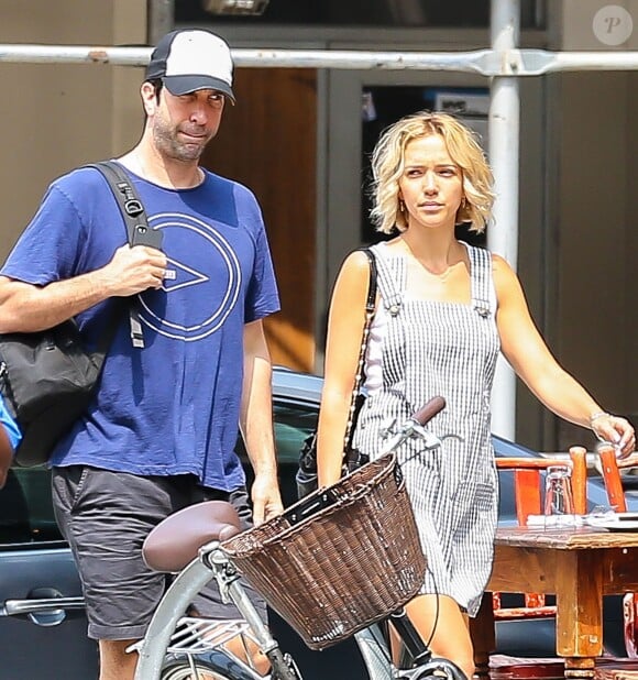 David Schwimmer et sa femme Zoe Buckman se promènent à New York, le 29 juillet 2014.