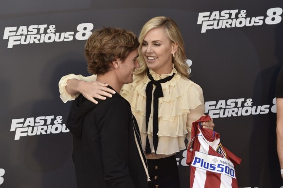 Antoine Griezmann et Charlize Theron - Photocall du film "Fast and Furious 8" à Madrid. Le 6 avril 2017.