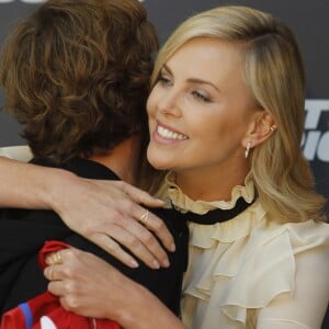 Antoine Griezmann et Charlize Theron lors du photocall du film "Fast and Furious 8" à Madrid. Le 6 avril 2017.