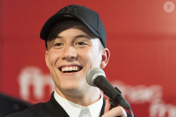 Exclusif - Loïc Nottet en showcase et séance de dédicaces à la FNAC Saint-Lazare à Paris, le 5 avril 2017. © Pierre Perusseau/Bestimage