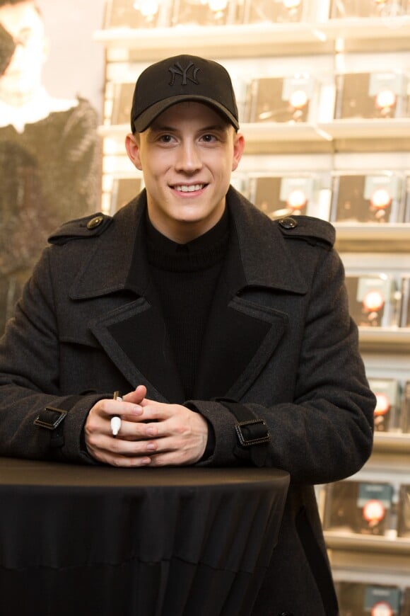 Exclusif - Loïc Nottet dédicace son album "Selfocracy" à la FNAC de la Toison d'Or à Bruxelles, le 1er avril 2017.