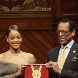 Rihanna reçoit le prix d'Humanitarian Of The Year par la Harvard Foundation. Cambridge, le 28 février 2017.