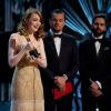 Emma Stone reçoit l'Oscar de la meilleure actrice pour le film 'La La Land' sous les yeux de Leonardo Di Caprio et Jimmy Kimmel. Los Angeles, le 26 février 2017 ©A.M.P.A.S/Zuma/Bestimage