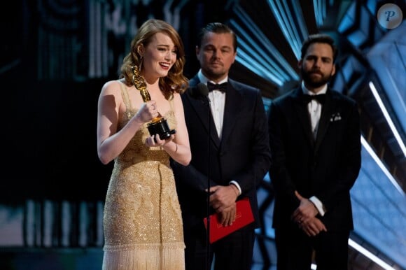 Emma Stone reçoit l'Oscar de la meilleure actrice pour le film 'La La Land' sous les yeux de Leonardo Di Caprio et Jimmy Kimmel. Los Angeles, le 26 février 2017 ©A.M.P.A.S/Zuma/Bestimage