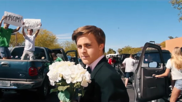 Jacob Staudenmaier recrée une scène du film "La La Land" pour demander l'actrice Emma Stone à l'accompagner à son bal de promo. Vidéo publiée le 4 avril 2017.