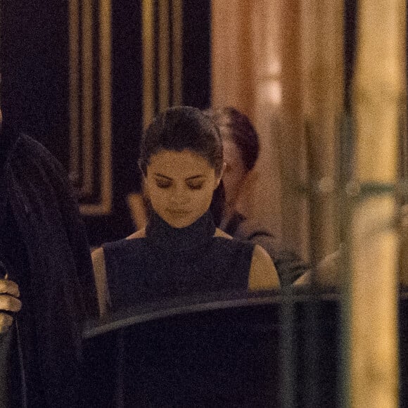 Selena Gomez et son compagnon The Weeknd (Abel Tesfaye) quittent l'hôtel la Reserve à Paris le 27 février 2017.