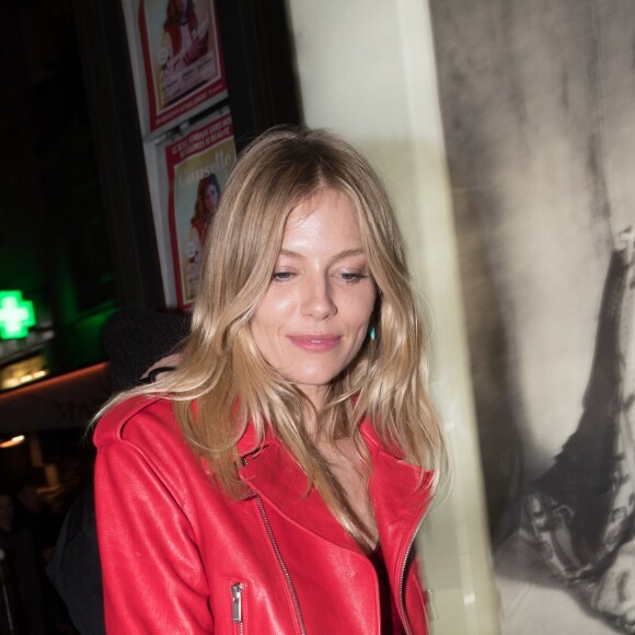 Sienna Miller et son ancien compagnon T Sturridge sortant du Matignon à Paris, le 4 mars 2017, pendant la fashion week.  Sienna Miler flanked by her former partner T Sturridge leaving the Matignon club in Paris, on March 4 2017 during the fashion week.04/03/2017 - Paris