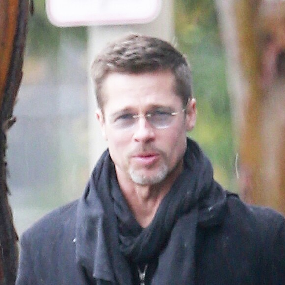 Exclusif - No Web - Brad Pitt et un ami bravent la pluie à Los Angeles pour aller vers un studio à pied le 23 janvier 2017.  Actor Brad Pitt is seen braving the rain with a friend and heading to a studio in Los Angeles, California on January 23, 2017. Brad was in good spirits despite his ongoing divorce drama with his estranged wife A.Jolie.23/01/2017 - Los Angeles