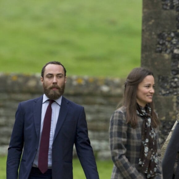 Michael Middleton, James Matthews, James Middleton, Pippa Middleton et Carole Middleton arrivant à l'église St Mark à Englefield (Berkshire) pour la messe de Noël au matin du 25 décembre 2016. C'est là que sera célébré le 20 mai 2017 le mariage de Pippa Middleton et James Matthews.