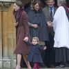 Kate Middleton et la princesse Charlotte de Cambridge, suivis par Carole et Michael Middleton, quittant l'église St Mark à Englefield (Berkshire) après la messe de Noël au matin du 25 décembre 2016. C'est là que sera célébré le 20 mai 2017 le mariage de Pippa Middleton et James Matthews.