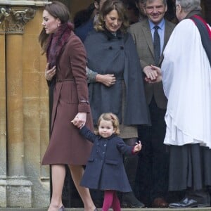 Kate Middleton et la princesse Charlotte de Cambridge, suivis par Carole et Michael Middleton, quittant l'église St Mark à Englefield (Berkshire) après la messe de Noël au matin du 25 décembre 2016. C'est là que sera célébré le 20 mai 2017 le mariage de Pippa Middleton et James Matthews.